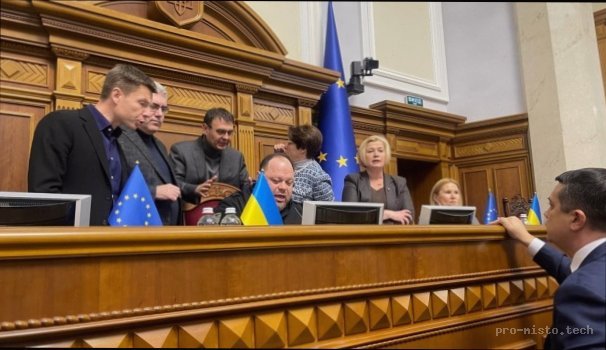 Засідання не почалося: Безугла заблокувала трибуну та підняла хвилю обурення