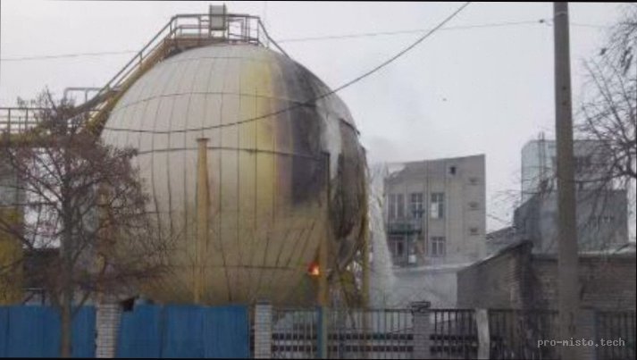 У Дніпрі після атаки РФ дороги залило 300 тонн олії