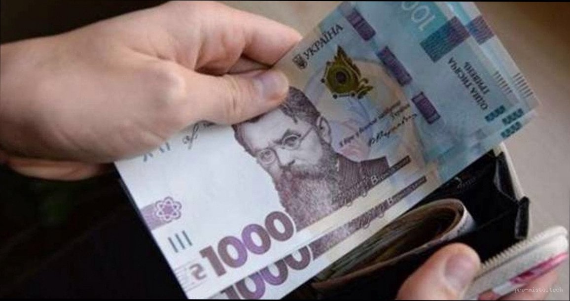 Зарплати в Україні зростуть у квітні: хто отримає надбавки