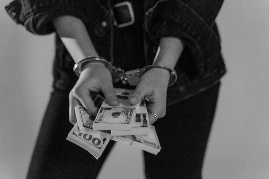 Фейкові акаунти та ШІ-голос: шахраїв зі Стрия взяли під варту